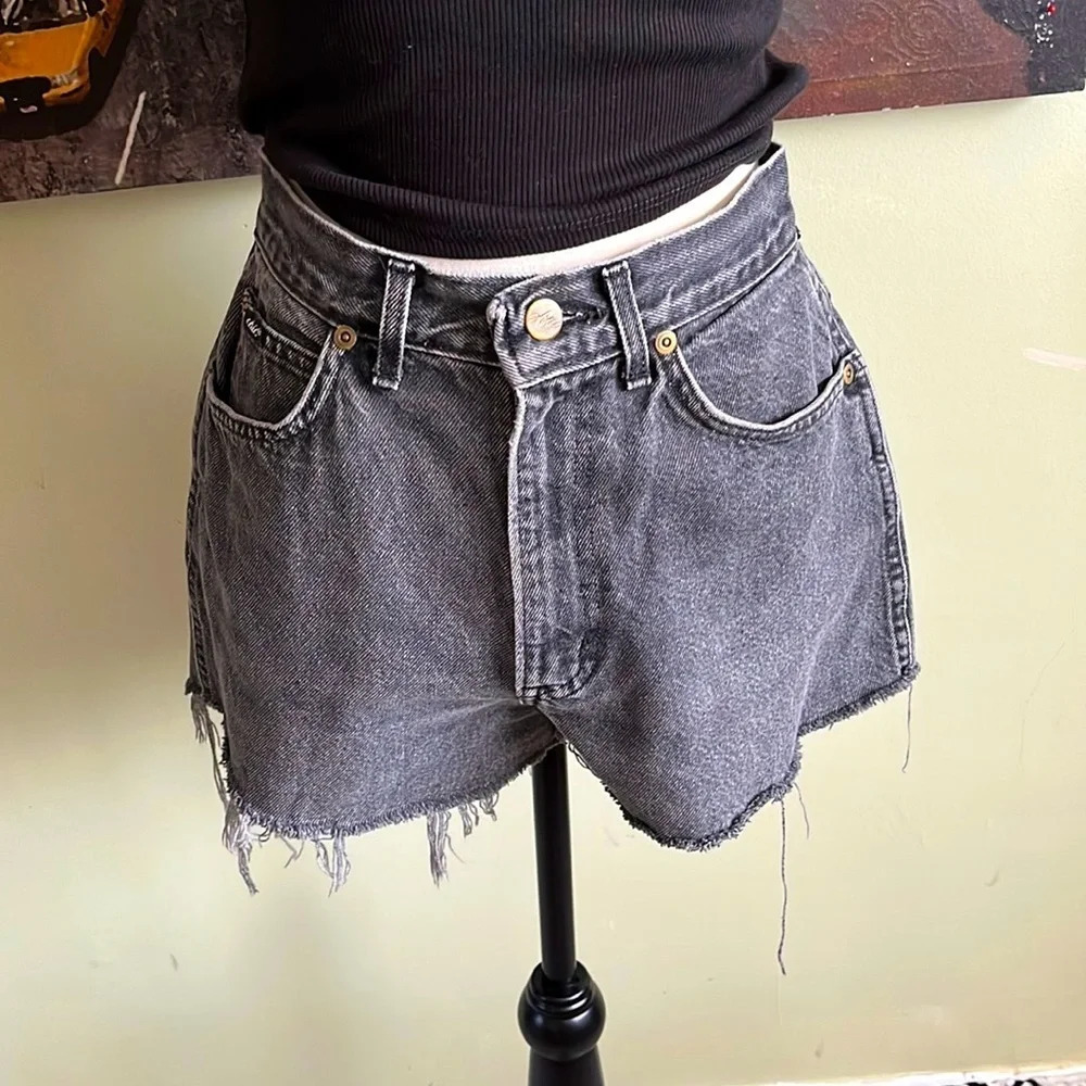 ☀️ Vintage Chic Retro distressed high rise black cutoff 2” inseam Jean shorts